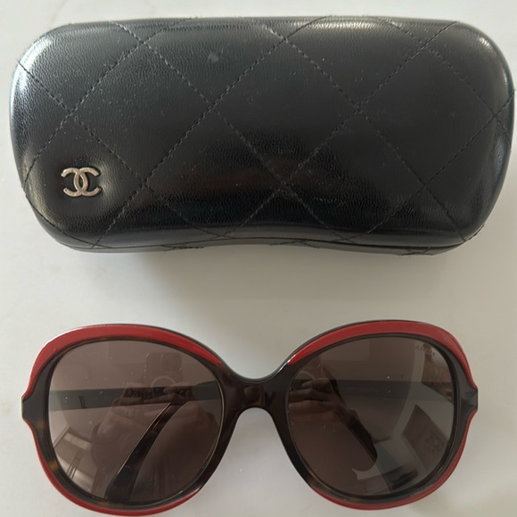 CHANEL sunglasses and leather case - Picture 1 of 9